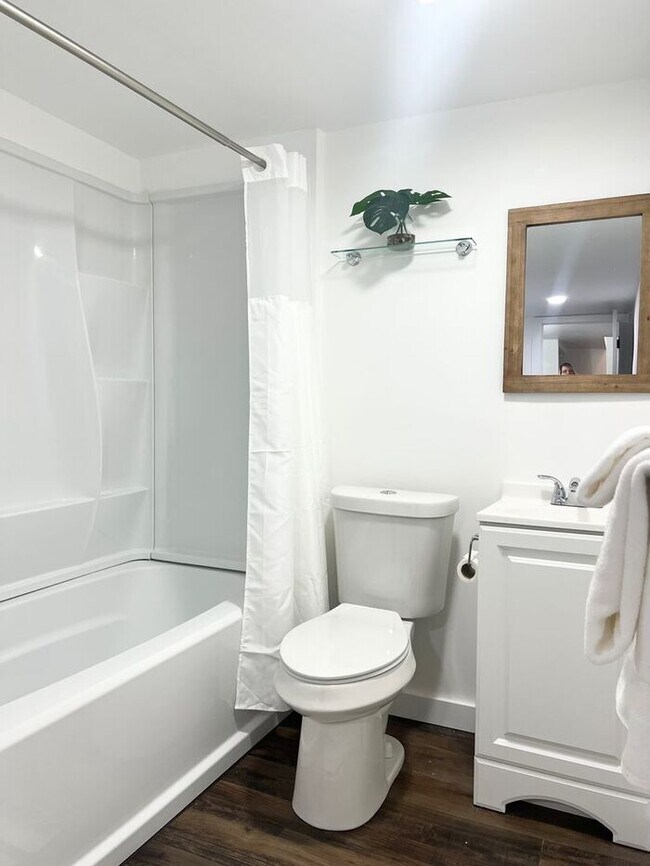 Building Photo - Beautifully Updated Modern Farmhouse 3 bed...