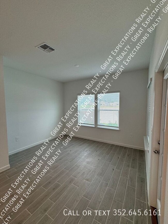 Building Photo - 3964 NE 33rd Ave