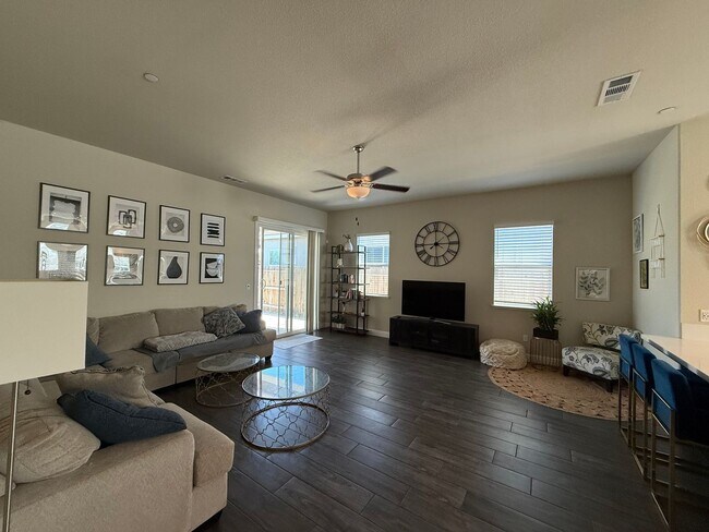 Building Photo - Upgraded single story home in Manteca!