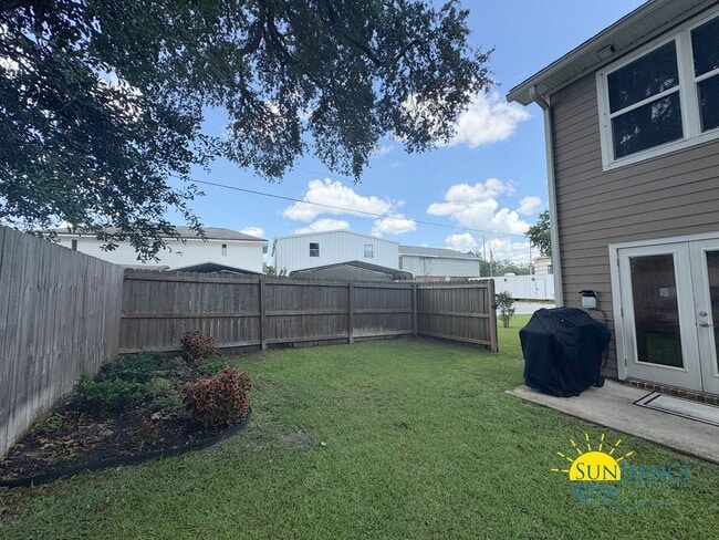 Building Photo - Beautiful 3BR/2.5BA Townhome inNiceville-Near Eglin AFB!