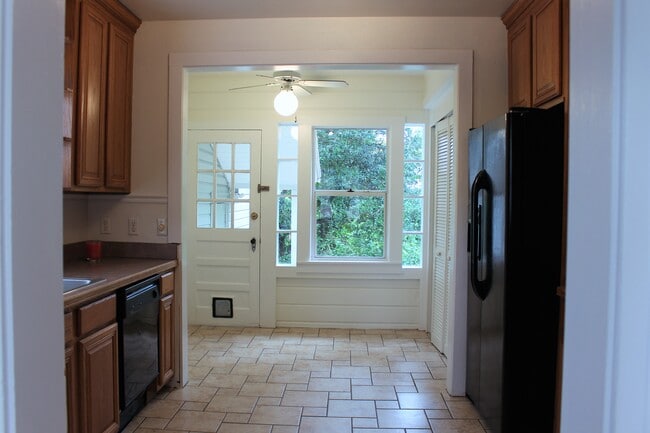 Building Photo - 1411 E Kaley St