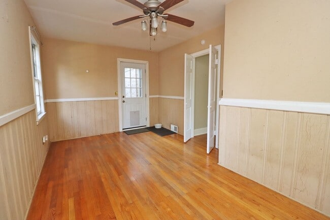 Building Photo - Updated 3 bedroom 2.5 bath home in Sherwood Forest