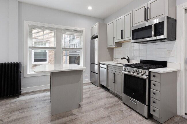 Building Photo - 1063 W Glenlake Ave