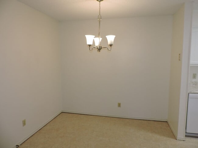 Building Photo - Convenient to schools, beaches, & shopping