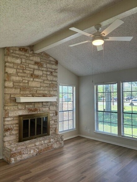 Building Photo - 702 Ranch Rd