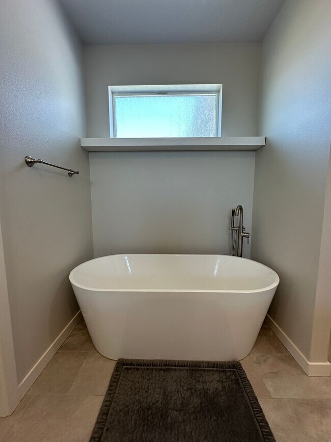 Building Photo - 3 bedroom, 2.5 bath with bonus room in Wes...