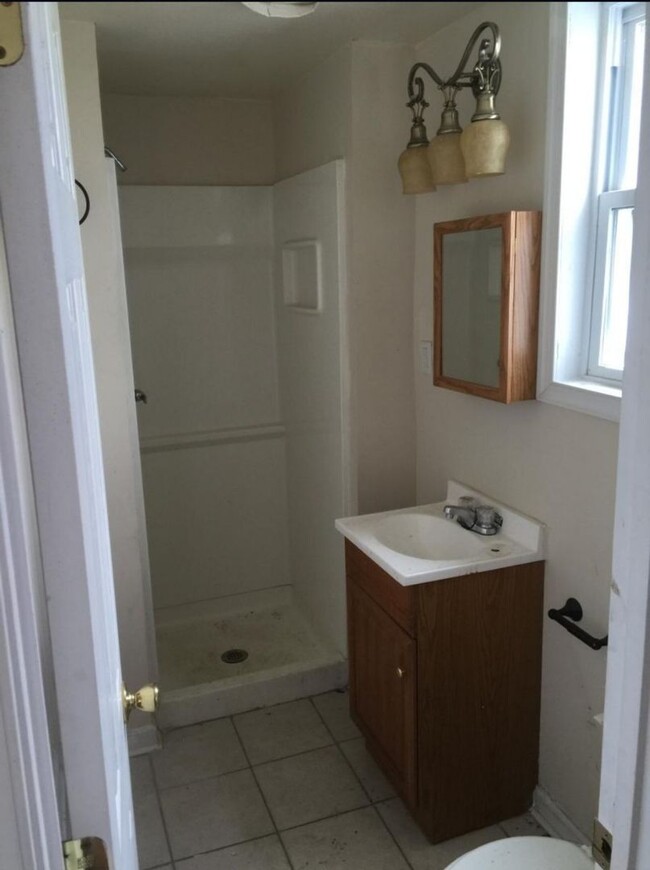 Building Photo - North Side House! Roomy 3 bed 2 bath with ...