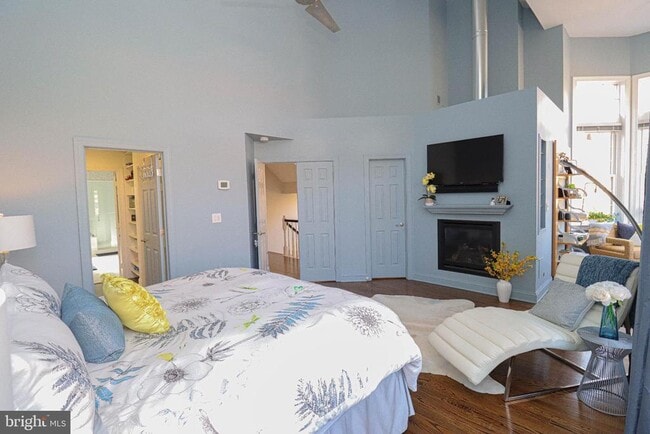 Building Photo - 1596 N Colonial Terrace