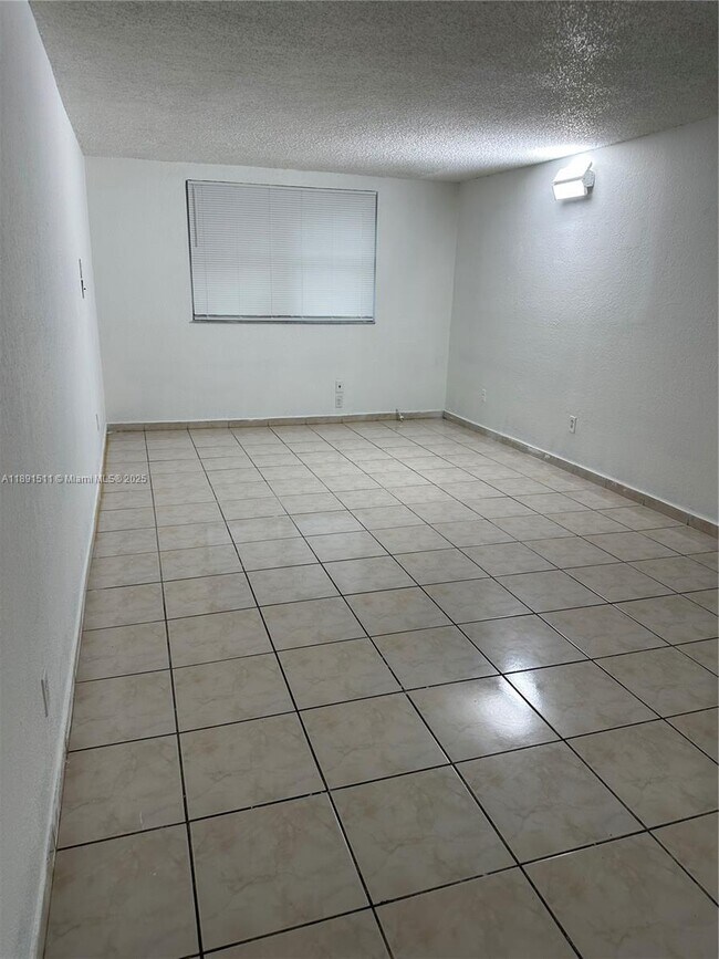 Building Photo - 606 W 81st St