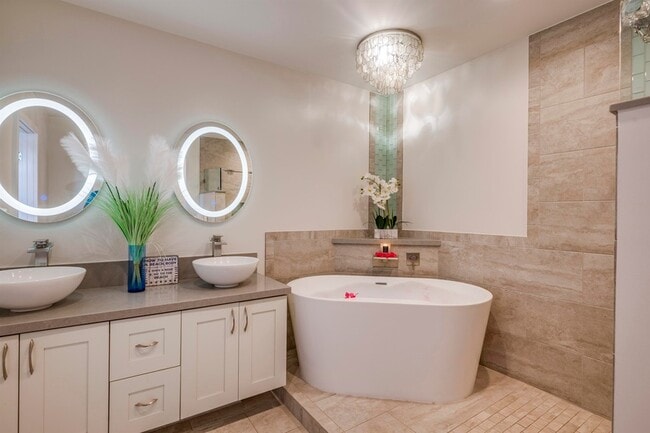 Building Photo - 912 N Niheu Pl