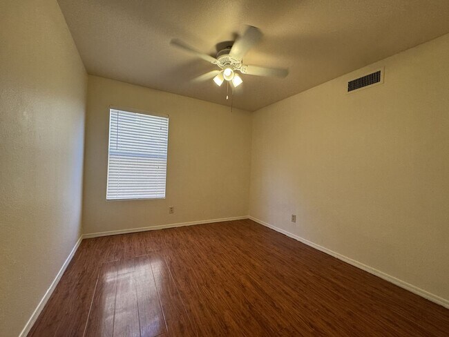 Building Photo - 4 BEDROOMS CULDESAC LOT ACROSS FROM PARK