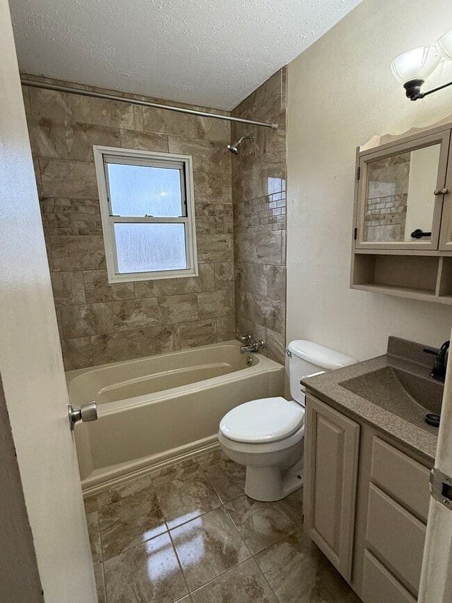 Building Photo - ~Applications Pending~ 2 bedroom, 1 bath Home for Rent