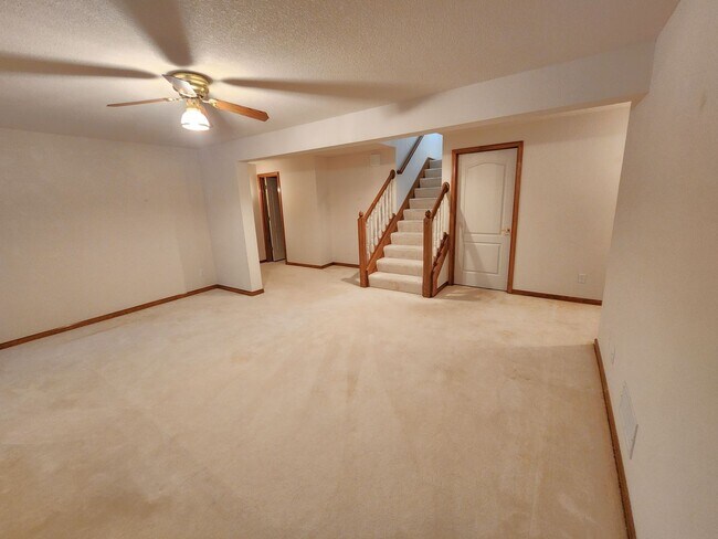 Building Photo - Executive 3+BR, 3BTH Rancher, 2car gar (with ALL utilities only $450/mo) and lawncare and snow re...