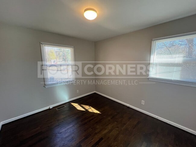 Building Photo - Lovely 3 bedroom 1 bath home