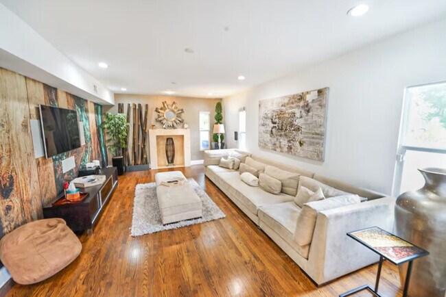 Building Photo - 200 NE 16th Ave