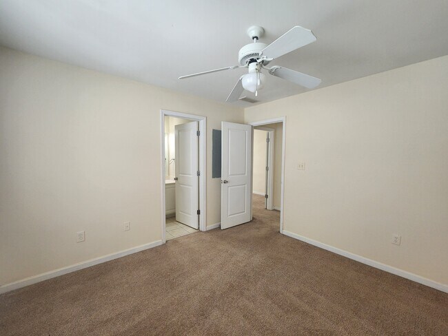 Building Photo - 2110 Lakeside Dr