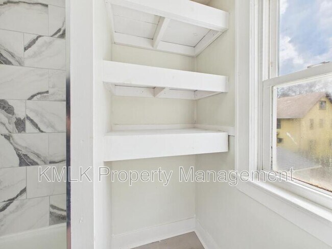 Building Photo - 575 Fernwood Dr