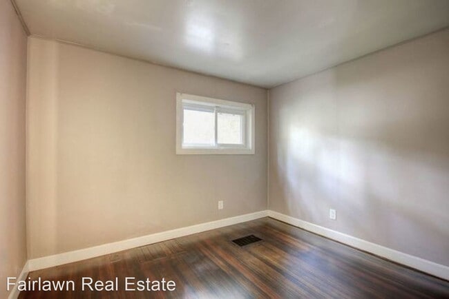 Building Photo - 3 br, 1 bath House - 302 South Grove St.