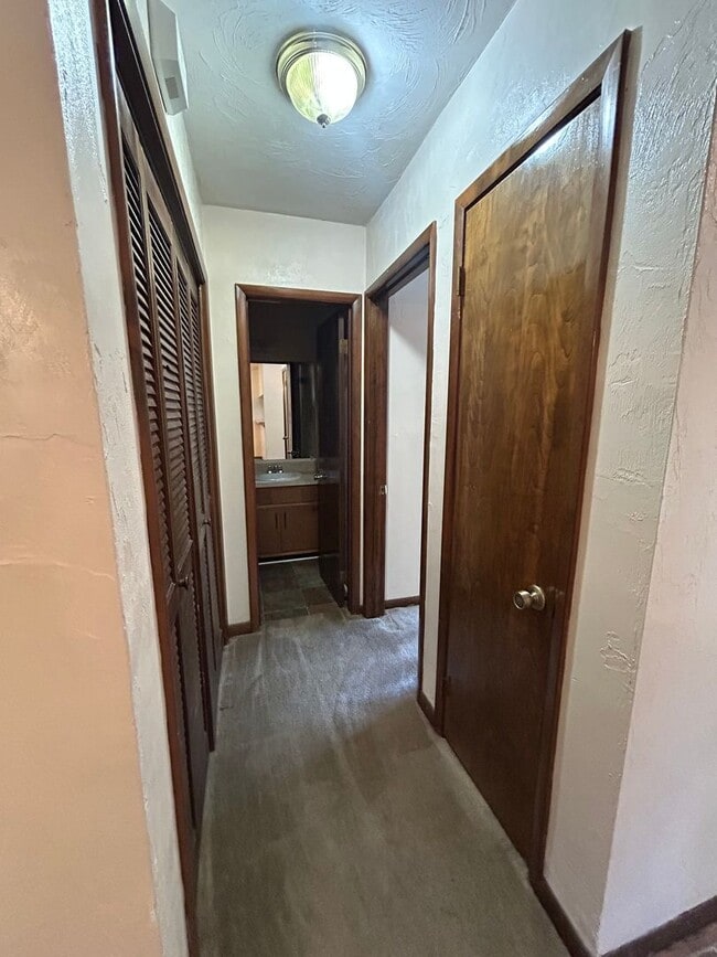 Building Photo - 2/2/ Walking Distance To Capital Regional ...