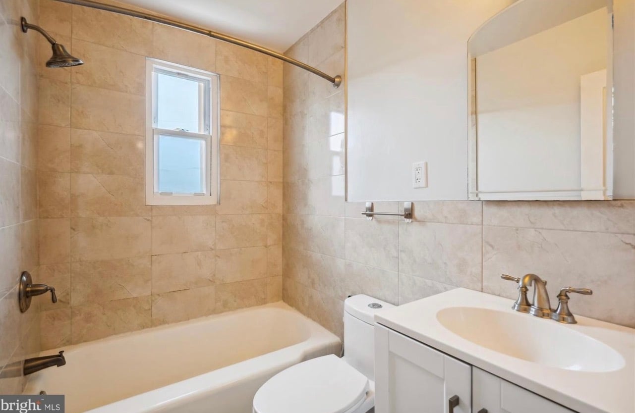 Full Bath Upper Level - 104 Lynhaven Dr
