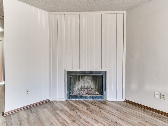 Building Photo - Charming West Norman Duplex