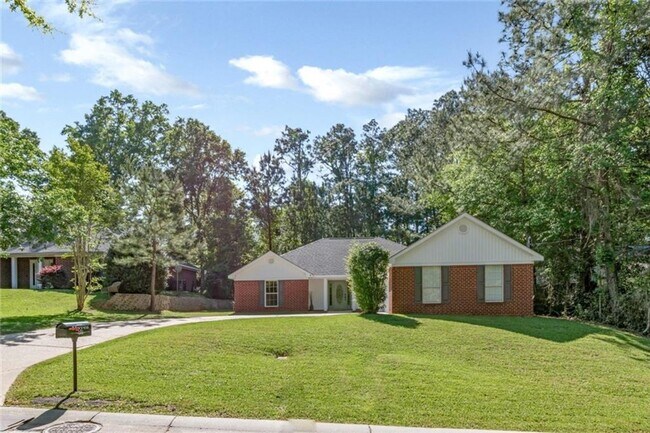 Building Photo - Beautifully Remodeled Home on Lake Forest ...