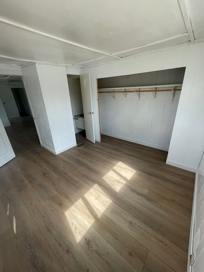 Building Photo - 870 Eden Dr