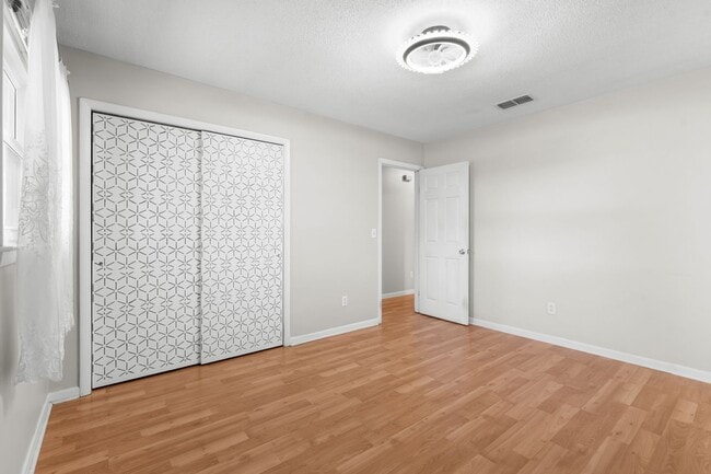 Building Photo - 616 Pinewood Dr