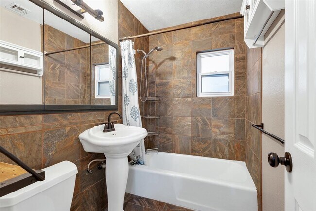 Building Photo - 2008 Franklin Ave