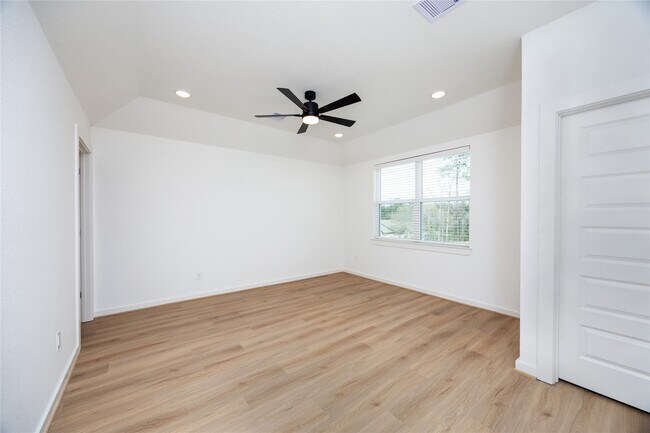 Building Photo - 2027 Longmire Villas Ct