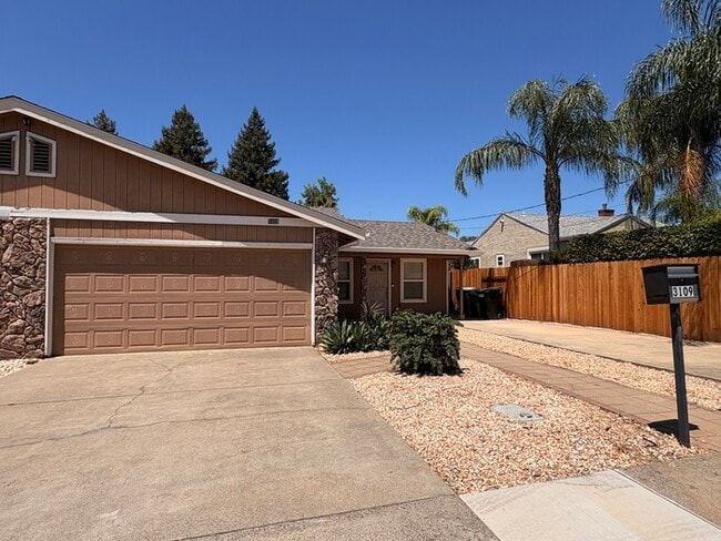 Building Photo - Beautifully updated 3 bedroom 2 bathroom duplex in Carmichael!