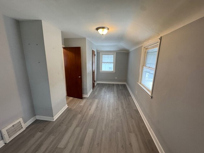 Building Photo - Charming 3-Bedroom Property in Prime Location