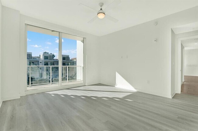 Building Photo - 920 N Osceola Ave