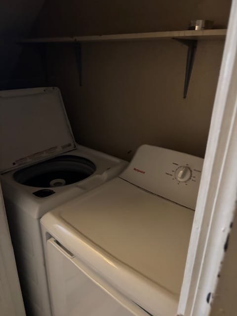 Building Photo - Room in House on Dupree St