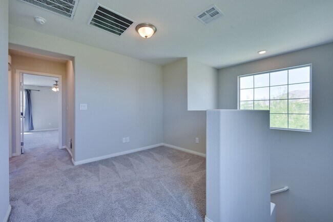 Building Photo - NW!! Solar!!  Gated!!  Bed and bath downst...