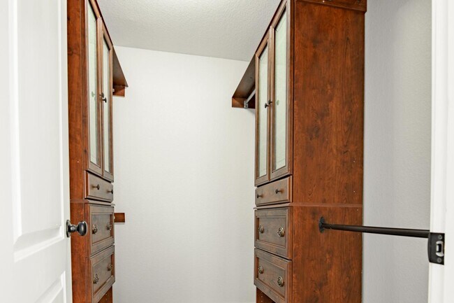 Building Photo - Polished Jefferson Park home with big front & backyards