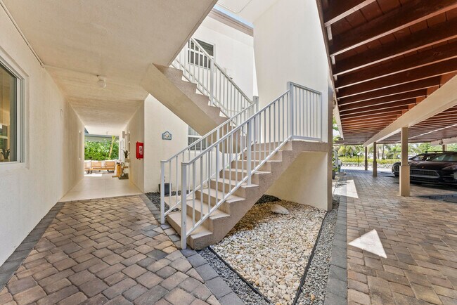 Building Photo - 1203 Hillsboro Mile