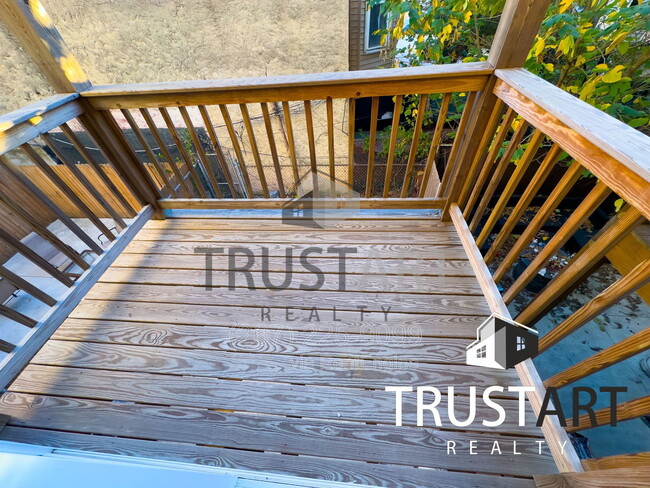 Building Photo - 2404 W Thompson St