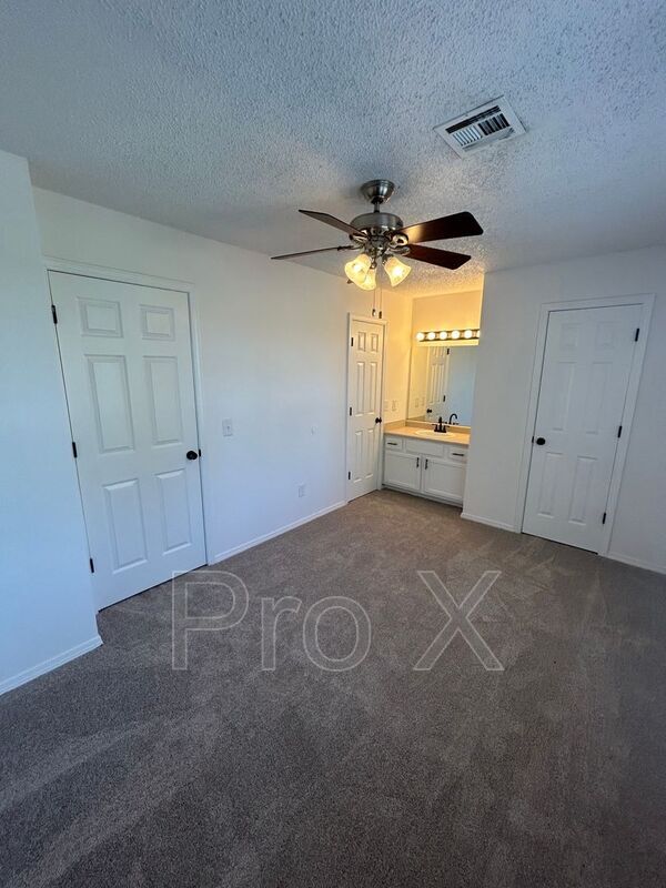 Building Photo - 3301 SW Victoria Pl