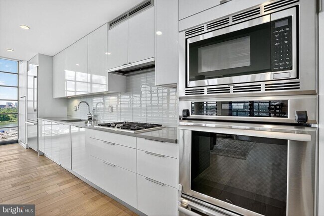Building Photo - 45 Sutton Square SW
