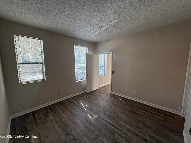 Building Photo - 2545 Oak St