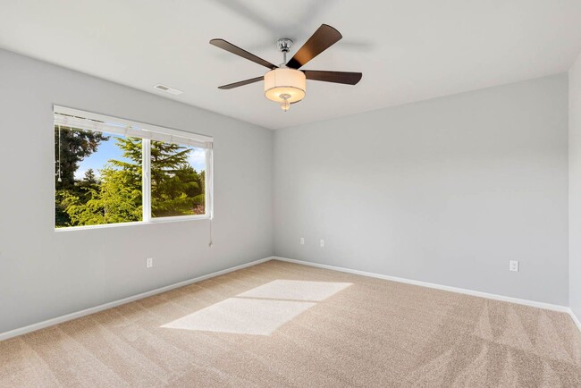 Building Photo - Centrally located 3 Bed/2-1/2 Bath Kenmore...