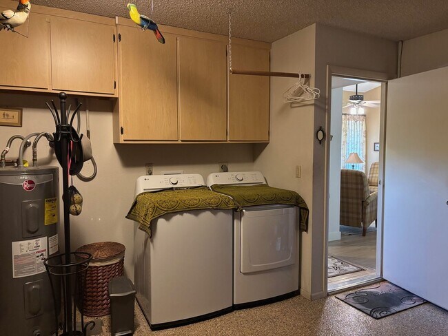 Building Photo - Welcome to this charming 2-bedroom, 2-bathroom home located in the desirable Leisure World a 45+ ...