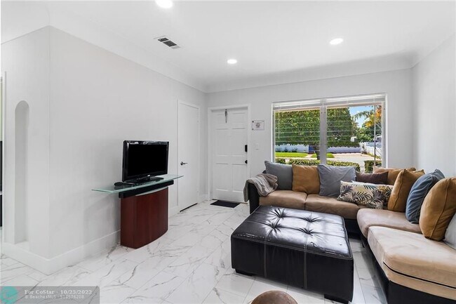Building Photo - 811 SW 26th Ct