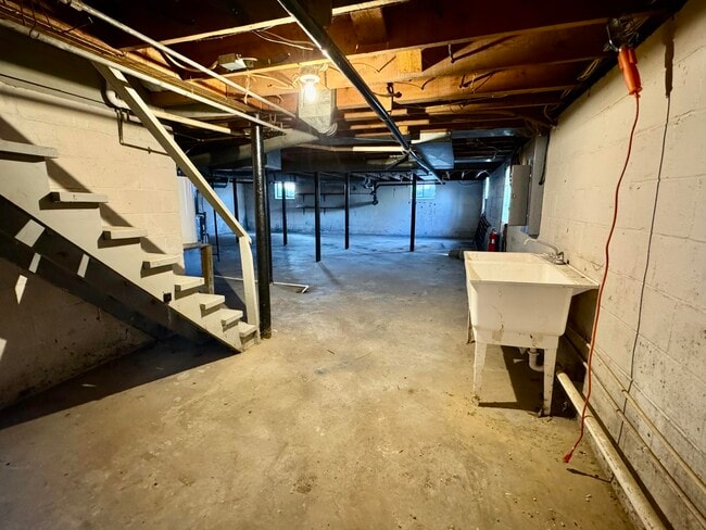 Building Photo - 479 Stratford Dr