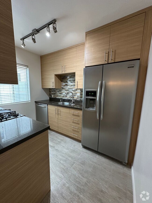 Building Photo - Available Now! 2 Bed 1 Bath in the Beautif...