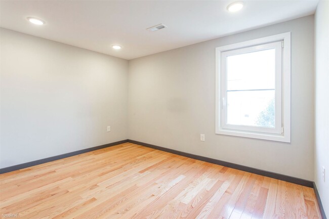 Building Photo - 2 br, 1 bath 4plex - 2541-43 MONTROSE ST U...