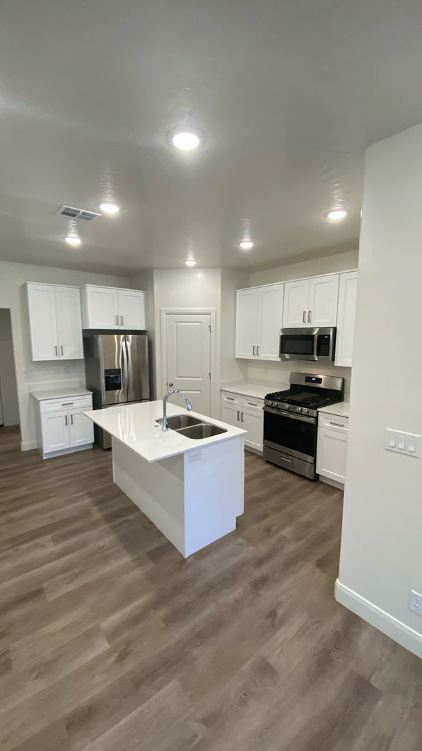 Building Photo - 3 Bed - 2.5 Bath, Large Townhome - 2 Car G...