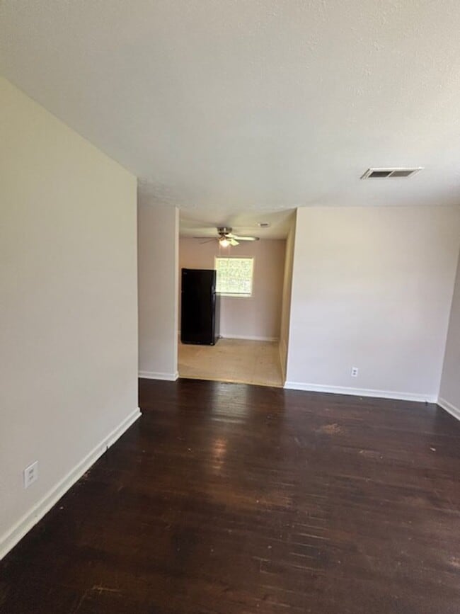 Building Photo - Centrally located