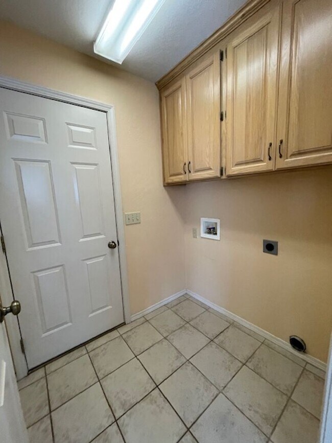 Building Photo - 4 Bedroom Home in SE Springfield!